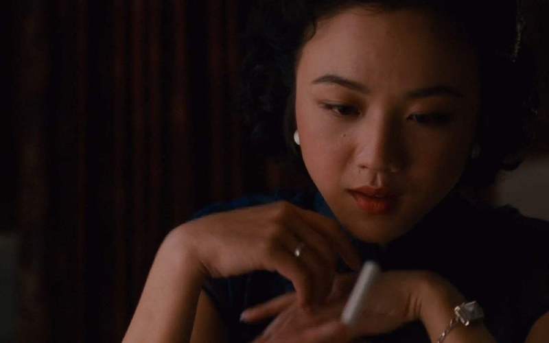 亚洲少妇23区私密生活实录：23区少妇的日常、时尚穿搭与情感故事分享