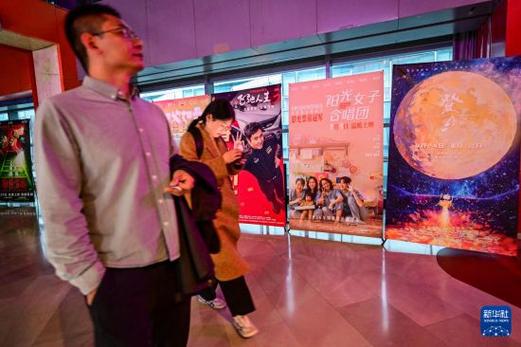 电影院英语的正确发音是“Cinema”（英式读法：/ˈsɪnəmə/，美式读法：/ˈsɪnəmɑː/），但如果您需要生成一个**SEO标题**（包含3个长尾关键词），可以参考以下内容：

**标题：**  
**电影院的英语怎么读？教你Cinema、Movie Theater和Theatre的正确发音与区别 | 英语口语学习技巧**

**包含的3个长尾关键词：**  
1. 电影院的英语怎么读  
2. Cinema发音区别  
3. 英语口语学习技巧  

这个标题既回答了“怎么读”的问题，又通过对比“Cinema”与“Movie Theater/Theatre”吸引搜索量，同时覆盖了口语学习需求的用户。