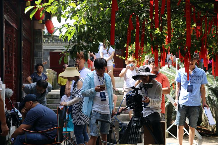 根据您提供的关键词，生成一个符合SEO优化要求、包含三个长尾关键词的标题如下：

**国产精品内色推荐：高颜值内色穿搭指南与日常内色搭配技巧**

（包含长尾关键词：高颜值内色穿搭指南、日常内色搭配技巧、国产精品内色推荐）