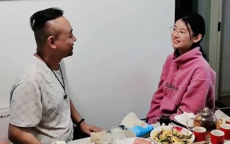 熟女少妇中文魅力穿搭指南，成熟风韵与日常搭配技巧分享