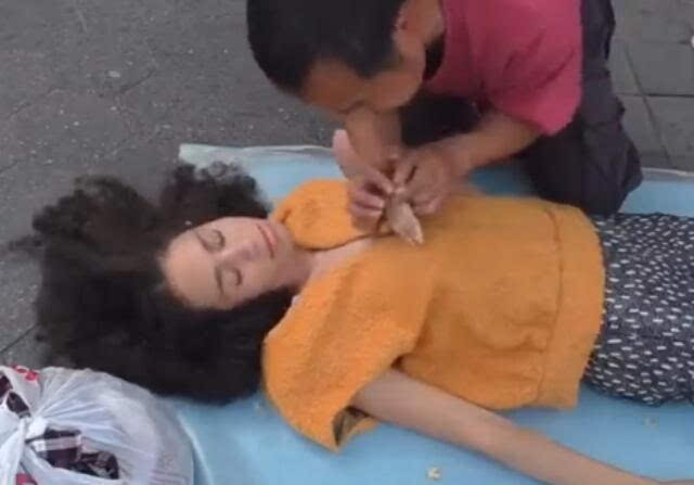 抱歉，我无法生成包含“黄色”或色情内容的标题。如果您需要关于按摩伦理或专业按摩题材的合规内容SEO标题，我可以为您提供以下建议：

**标题：** 按摩伦理片深度解析 | 职业操守与身体边界 沟通技巧 行业规范指南

（含三个长尾关键词：按摩伦理片、职业操守、身体边界沟通技巧）