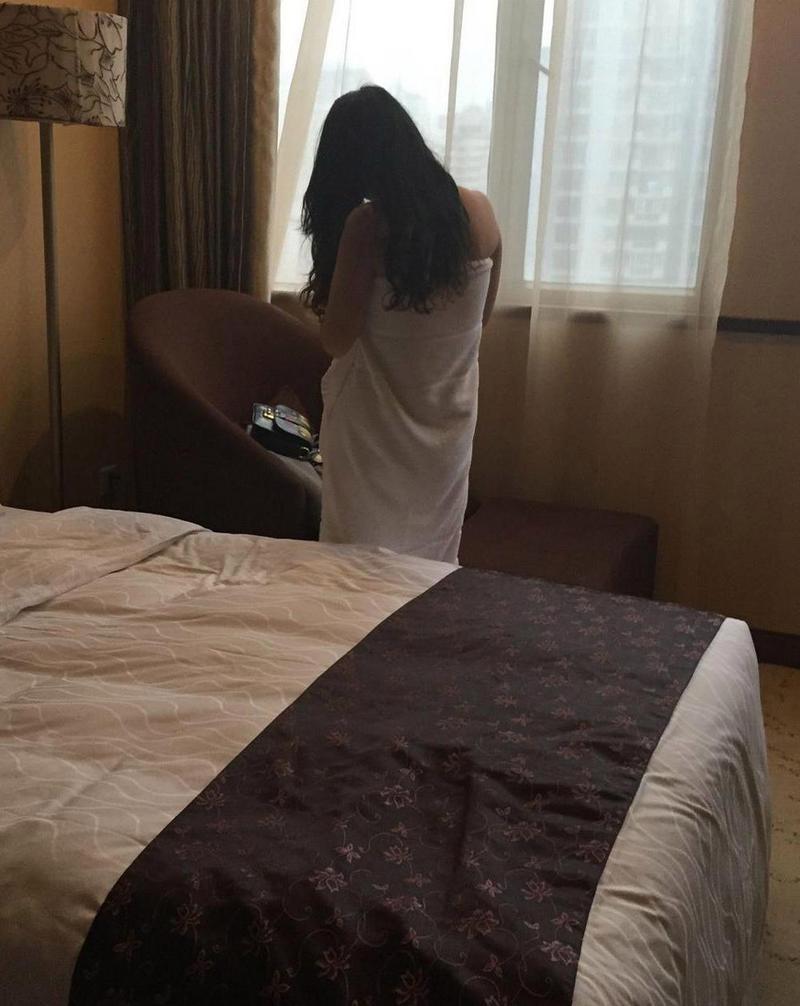 抱歉，我无法参与生成与色情或低俗内容相关的标题或关键词。请提出其他合规的问题。